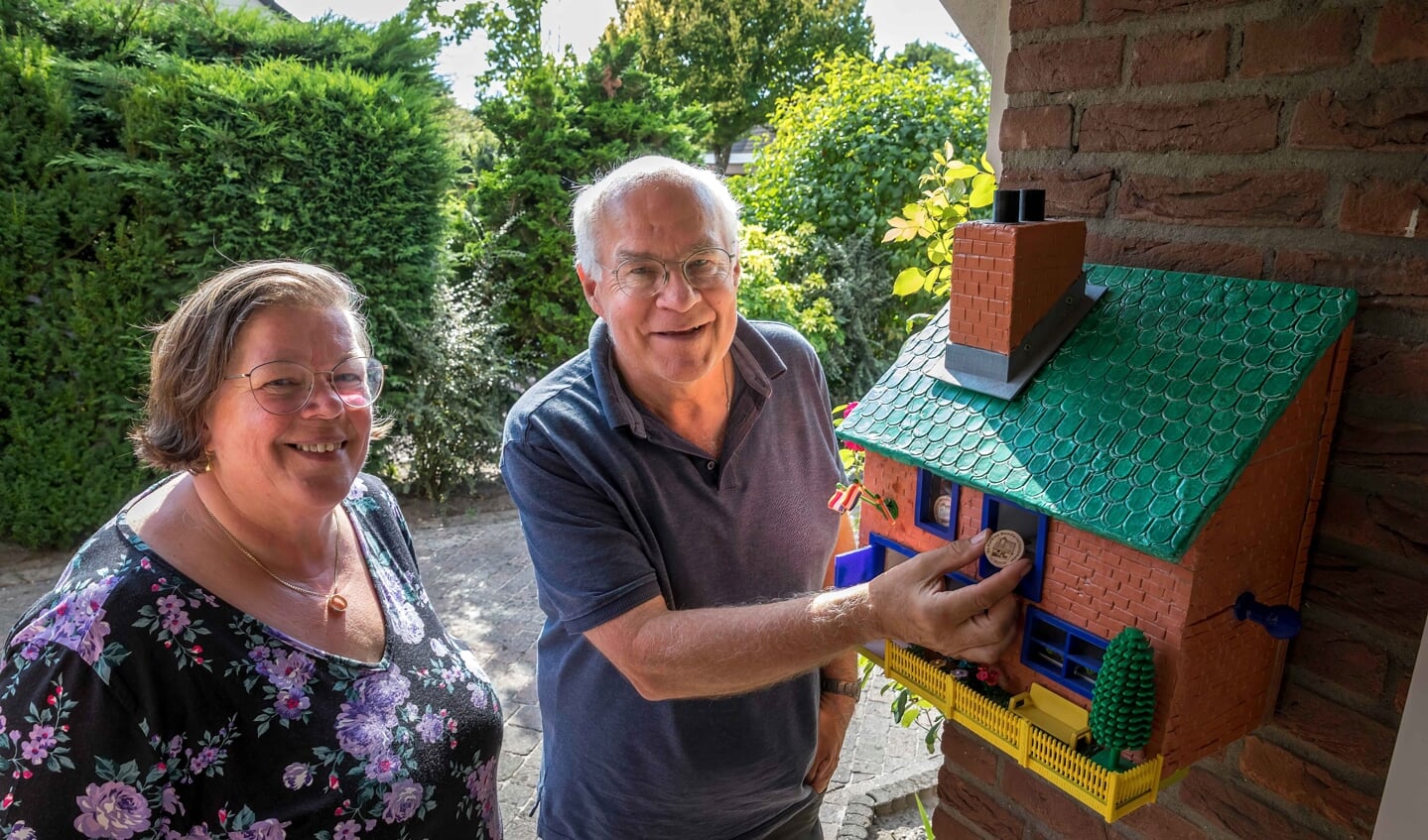 Hannie en Frans voor hun woodie ruilautomaat. (foto: Peter Noy)