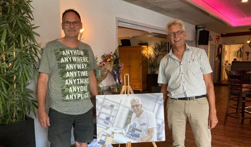 Erik de Haas (links) en Jo van Mill (rechts) zijn tijdens de bouwvakborrel van afgelopen vrijdag, welverdiend in het zonnetje gezet.