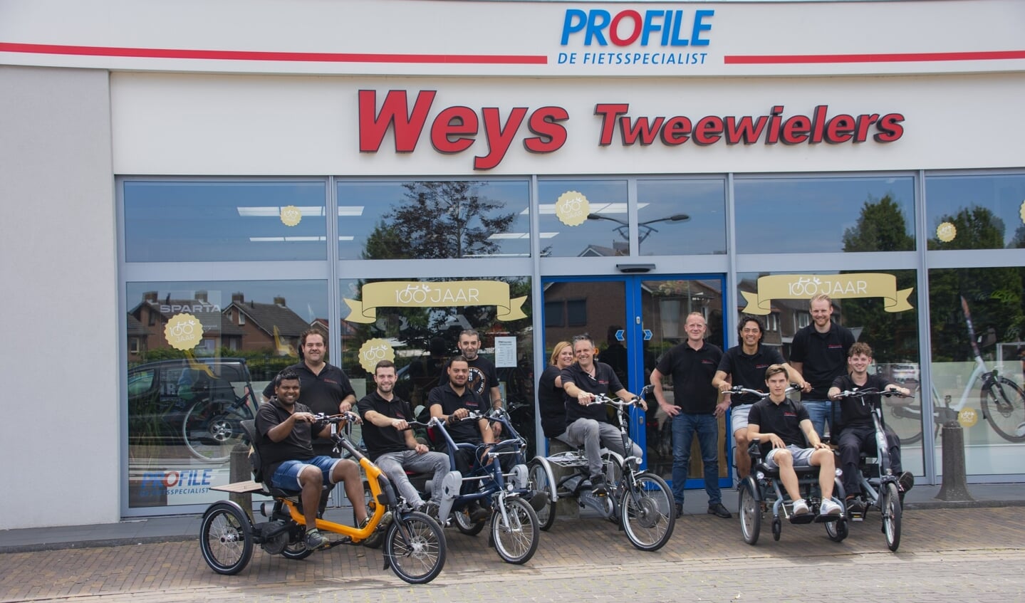 Het team van Profile Weys met een greep uit de collectie fietsen. (Foto: Hans Wildeboer) 