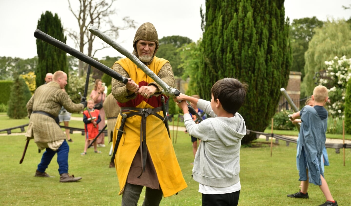 Kinderen wanen zich ridder bij Kasteel Heeswijk.