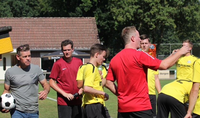 Astrantia-trainer Patrick Pothuizen (lichtrood shirt) coacht zijn ploeg.