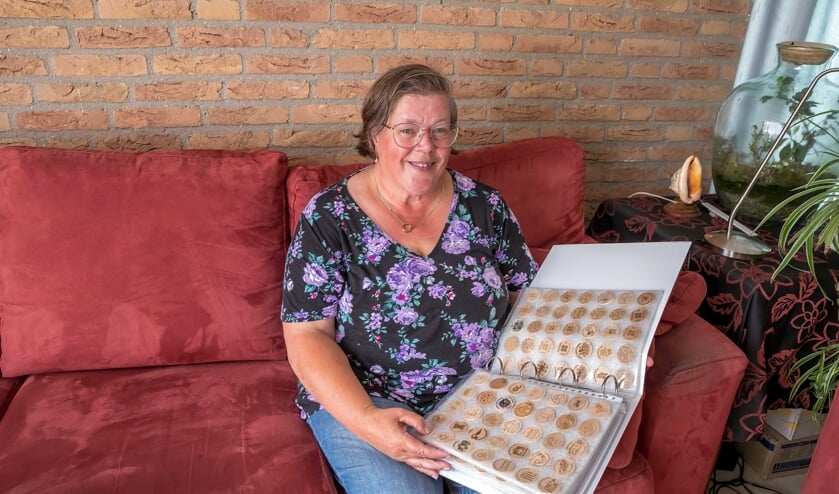 Hannie laat Woodie-verzameling zien. (foto: Peter Noy)