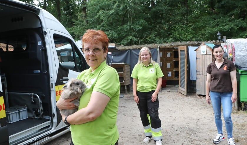 <p>Conny en Manouk van de dierenambulance en Monique van Konijnenopvang de Hazel. </p>