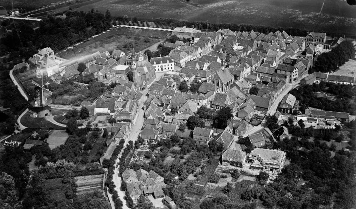 Een luchtfoto van Ravenstein in 1925.