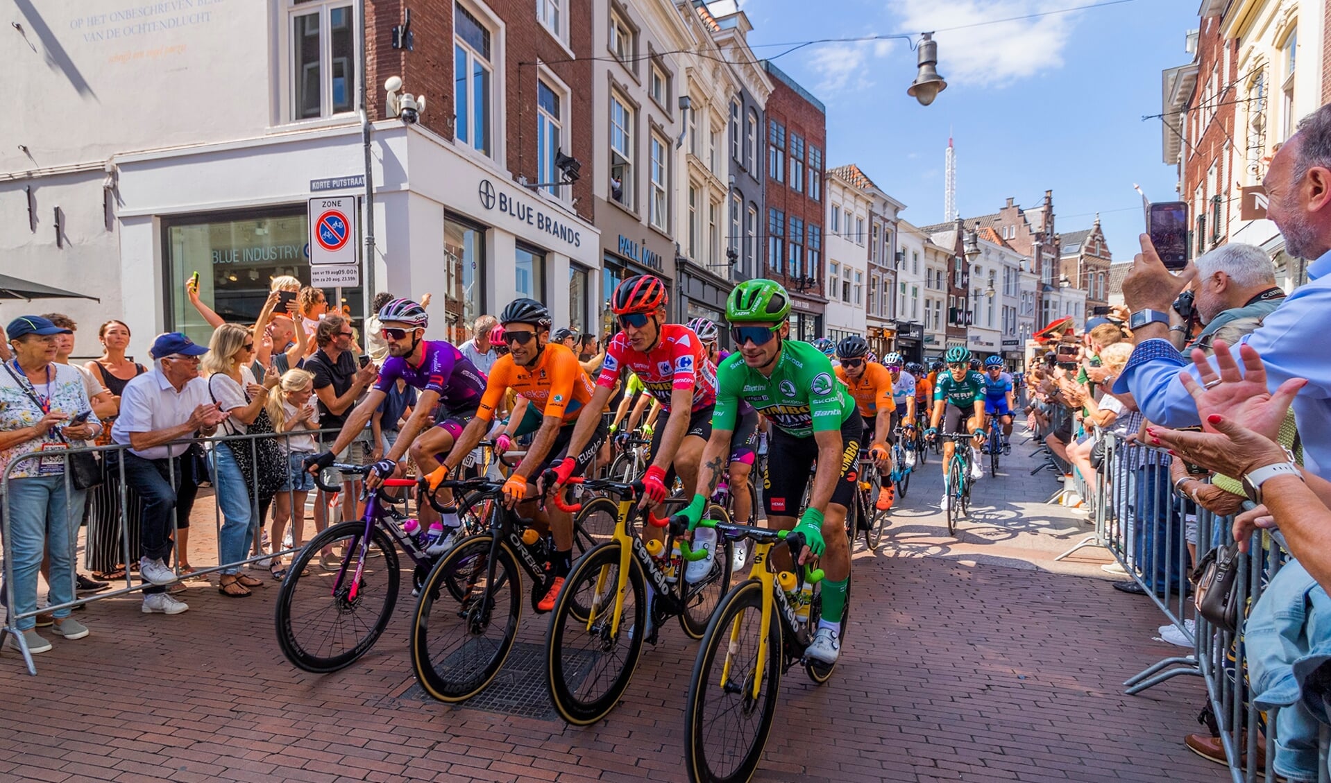 De start van de tweede etappe van de Vuelta in Den Bosch trok veel bekijks. 