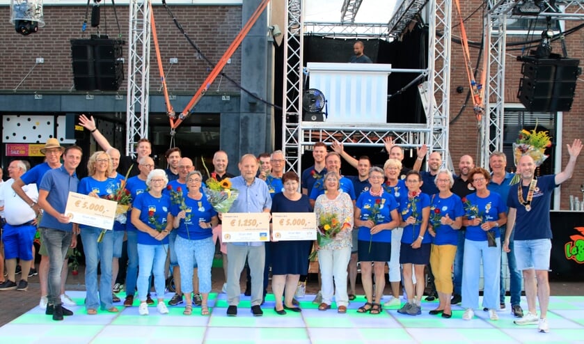 De uitreiking van cheques ter waarde van € 15.000 aan drie goede doelen namens Ronde Tafel 126 Land van Cuijk & Noord-Limburg zorgde voor een groot feest tijdens het Blarenbal in Boxmeer.   