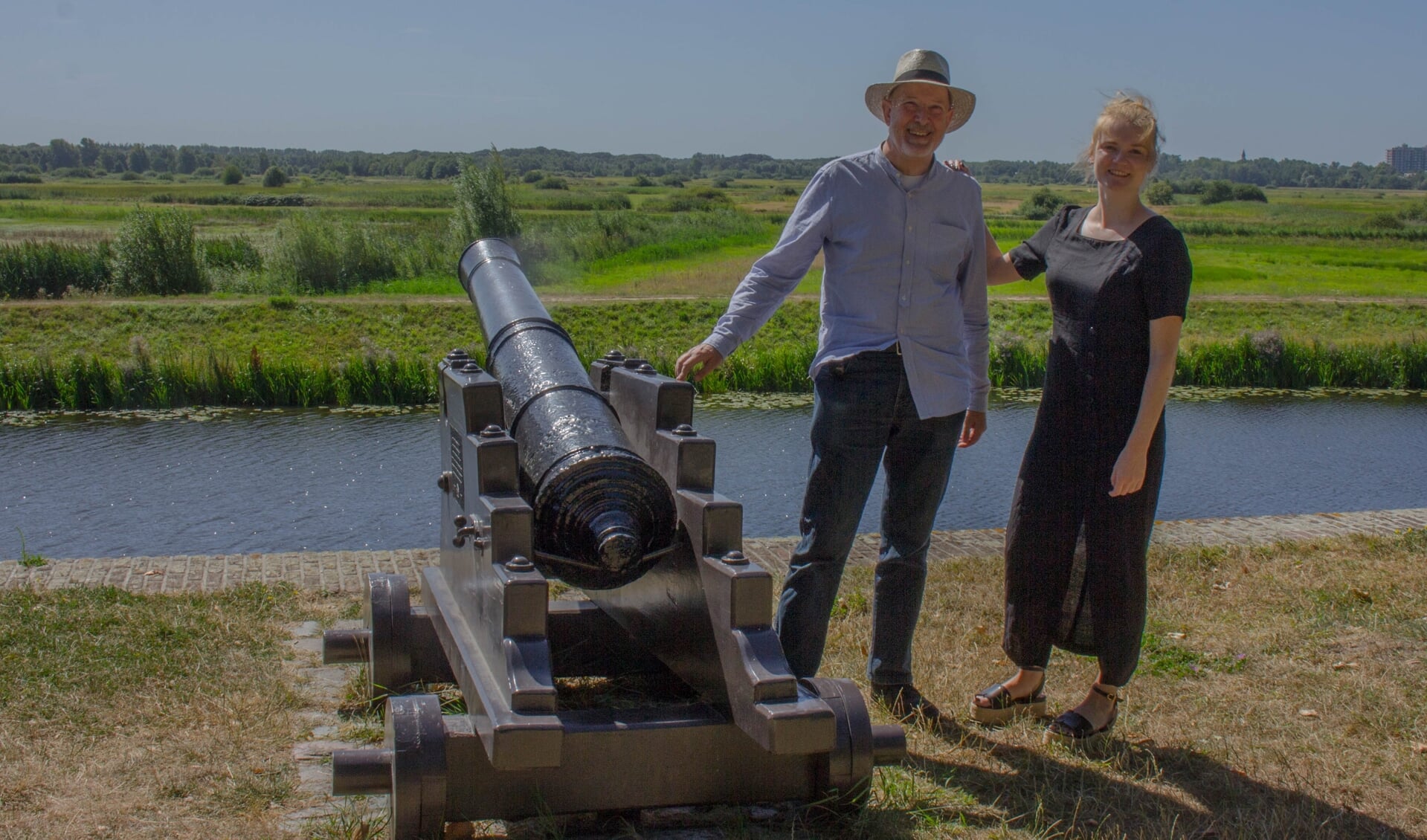 Jos Cuijpers en Rianne Walet van de Alliantie Zuiderwaterlinie staan bij een van de kanonnen op Bastion Oranje.