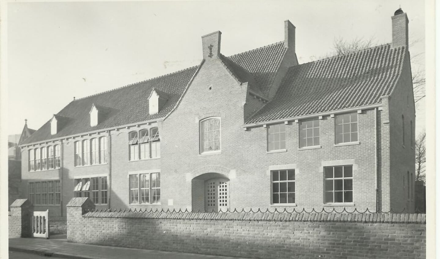 Het gebouw in 1948. Een ontwerp van architect De Reus.