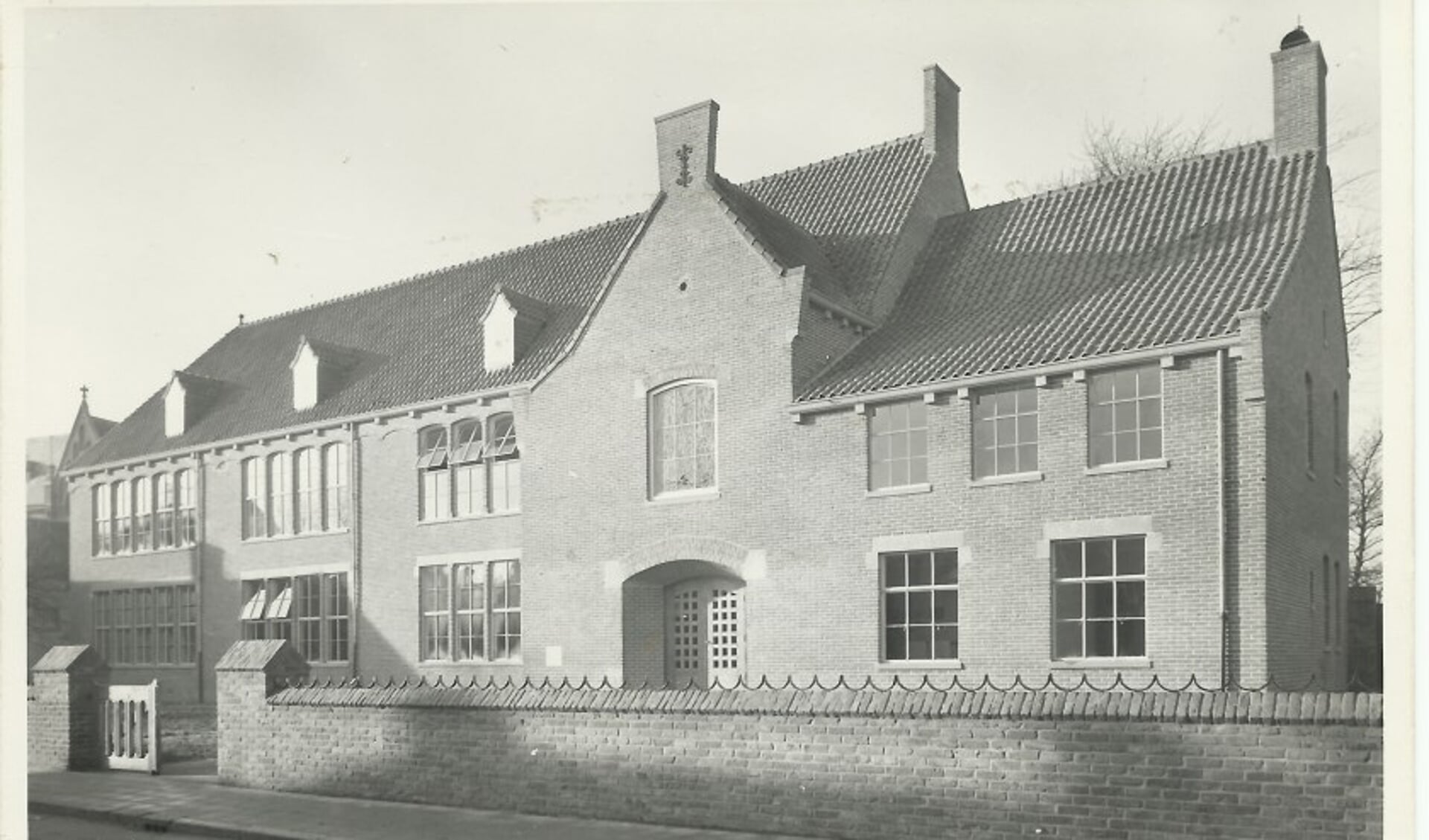 Het gebouw in 1948. Een ontwerp van architect De Reus. 