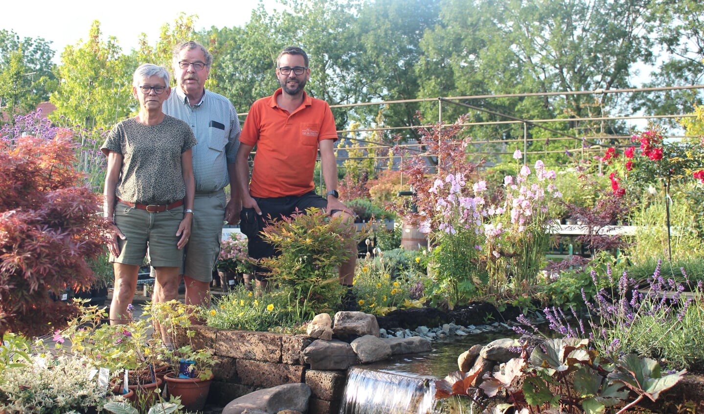 Gerda, Jan en Martijn zijn de drijvende krachten bij het tuincentrum en hebben lokaal alsmede daarbuiten zeer tevreden klanten. (Foto: Rudolf van Gemert)