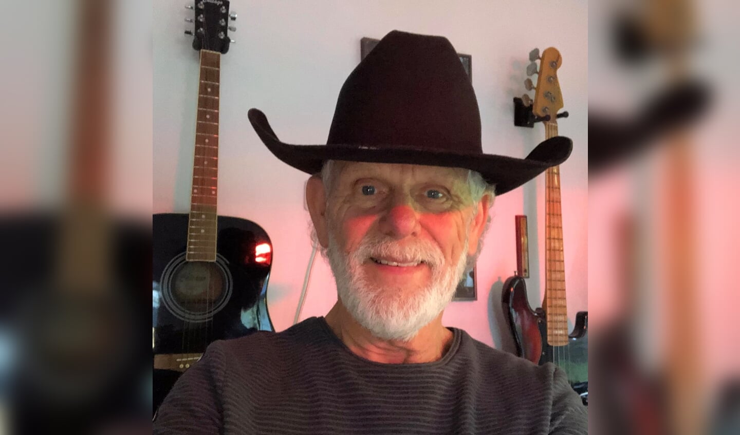Theo Josemanders is een muzikale alleskunner die al jaren muziek maakt.