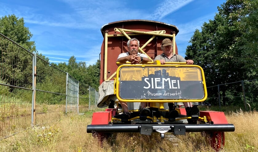 <p>Mari van den Boogaart en Jan Maarten Vet zijn al jaren vrijwilligers bij SIEMei. &quot;En trouw ook&quot;, voegen ze lachend toe.</p>  