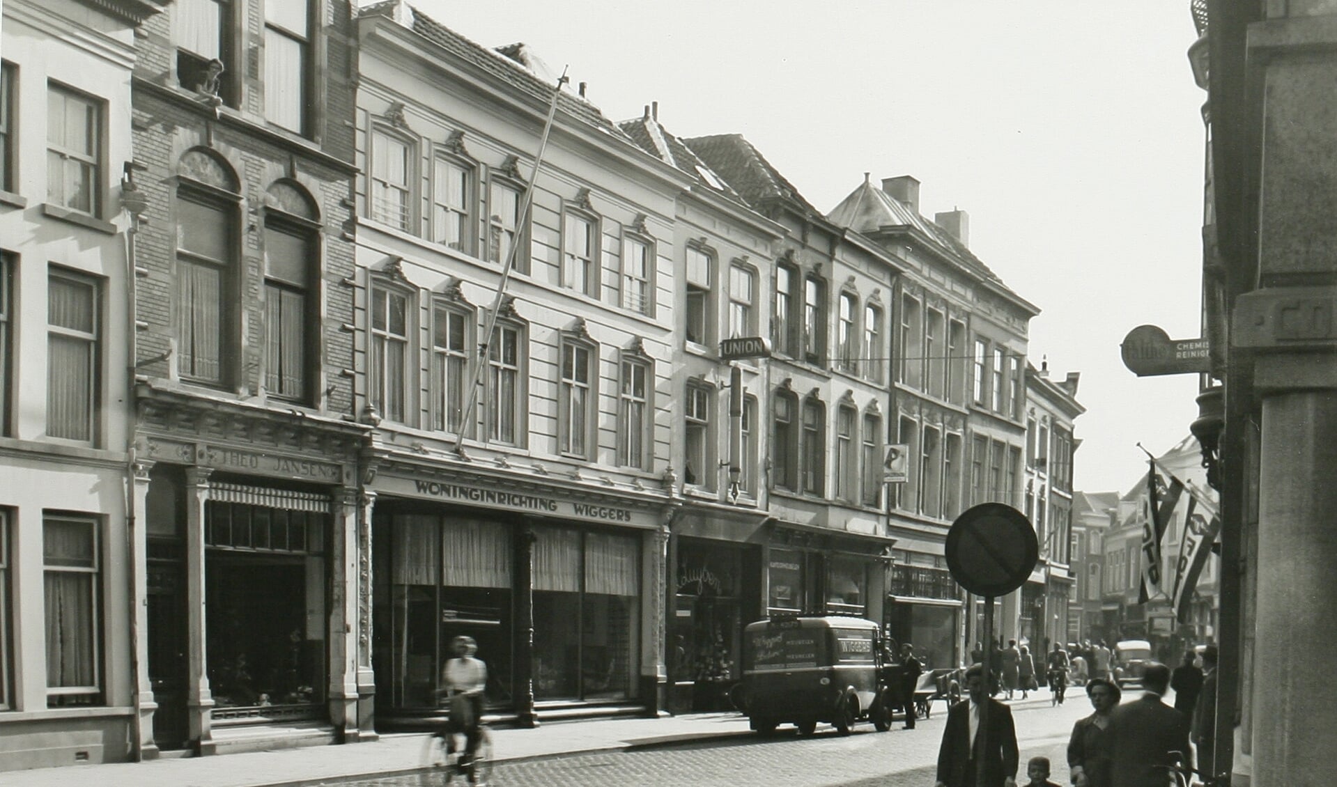 De Vughterstraat (gezien vanaf de hoek Snellestraat in zuidwestelijke richting) op 18 september 1953. (Foto: Erfgoed 's-Hertogenbosch)