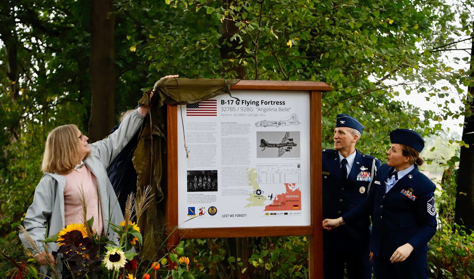 Het informatiebord, ter nagedachtenis aan de neergestorte B-17G Flying Fortress, wordt onthuld. (Foto: SK-Media)