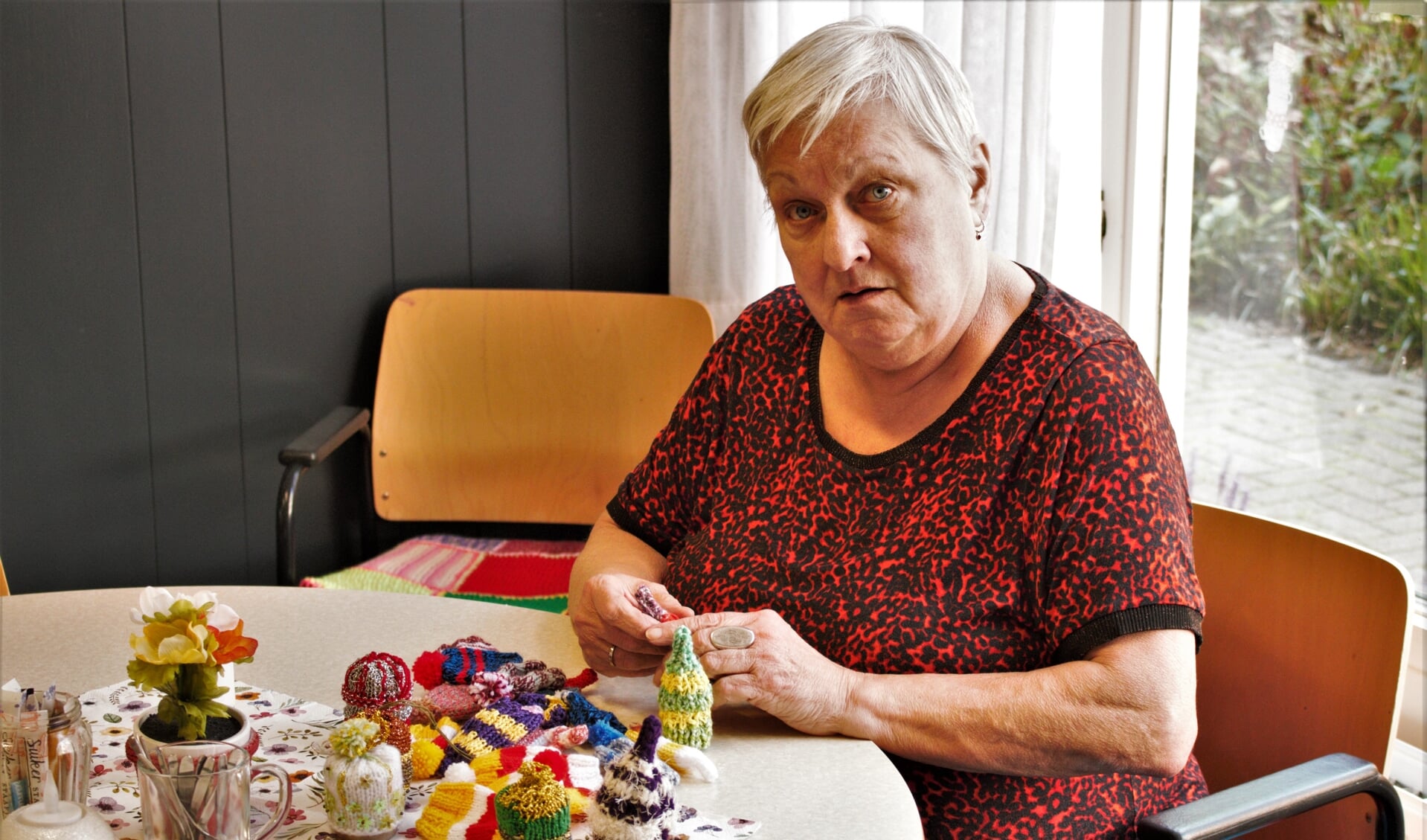 Jetty Lobregt organiseert in huiskamer 'T Meijerke activiteiten voor (eenzame) oudere mensen uit de wijk. Meerdere keren per week komen ze samen om onder andere spelletjes te doen en te handwerken.