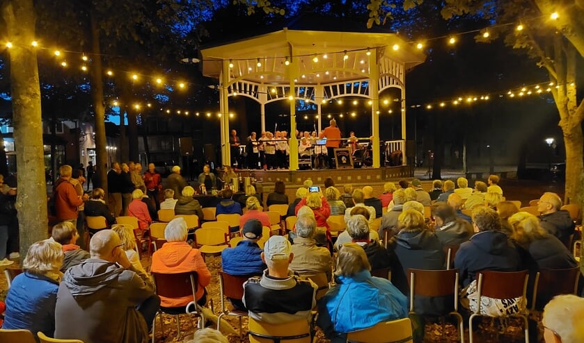 De nieuwe muziekkiosk is het stralende middelpunt van de Brink.