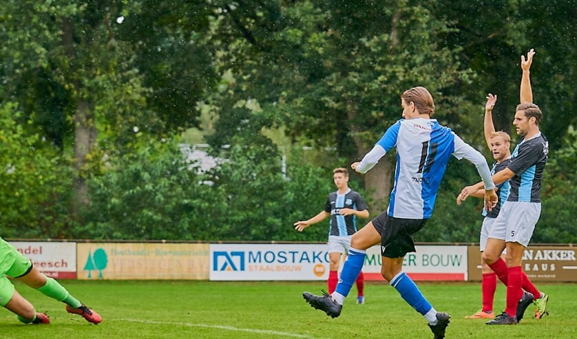 Raoul Oomen schiet in blessuretijd HVCH naar een 2-1 zege.