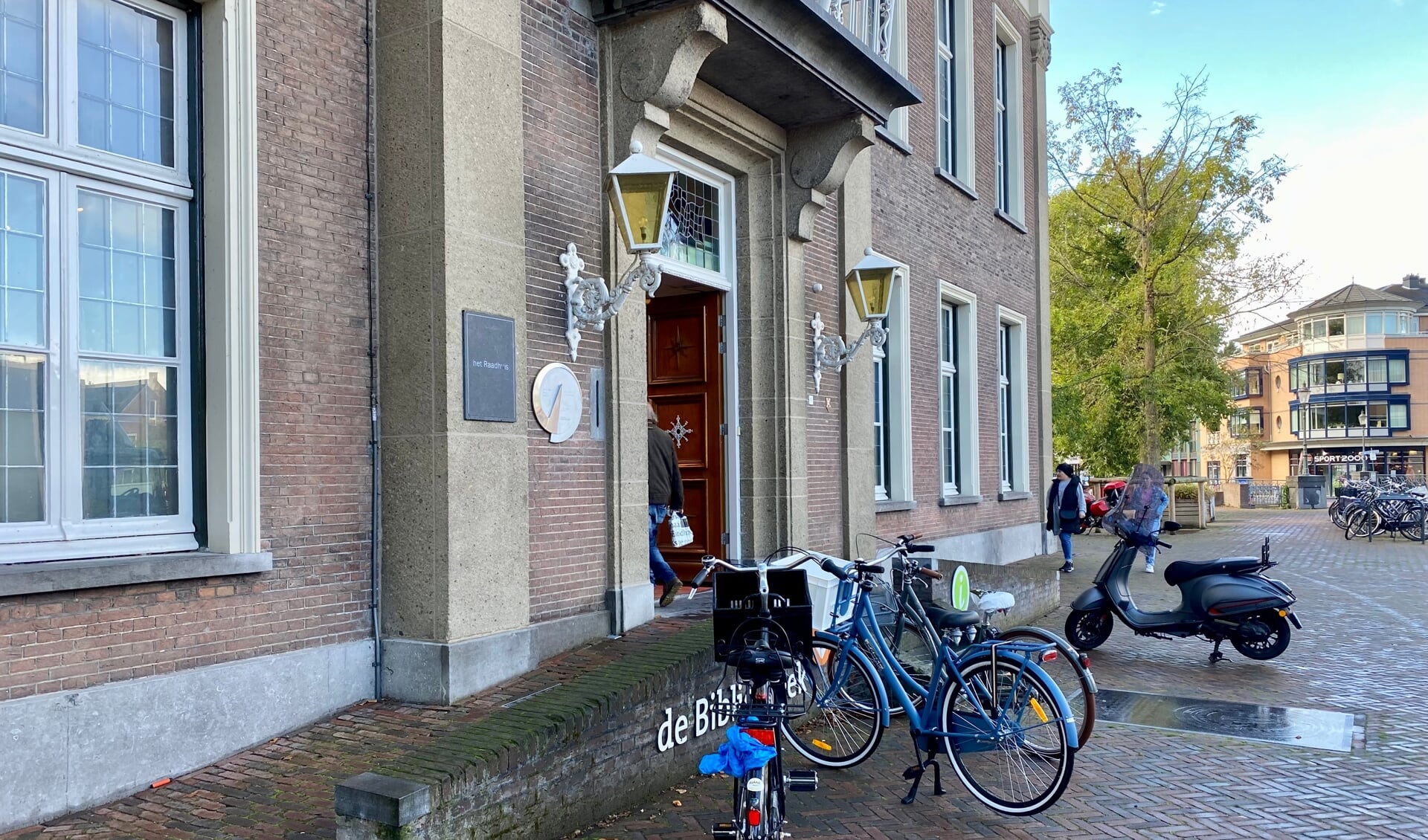 De ingang van de bibliotheek in Veghel. 