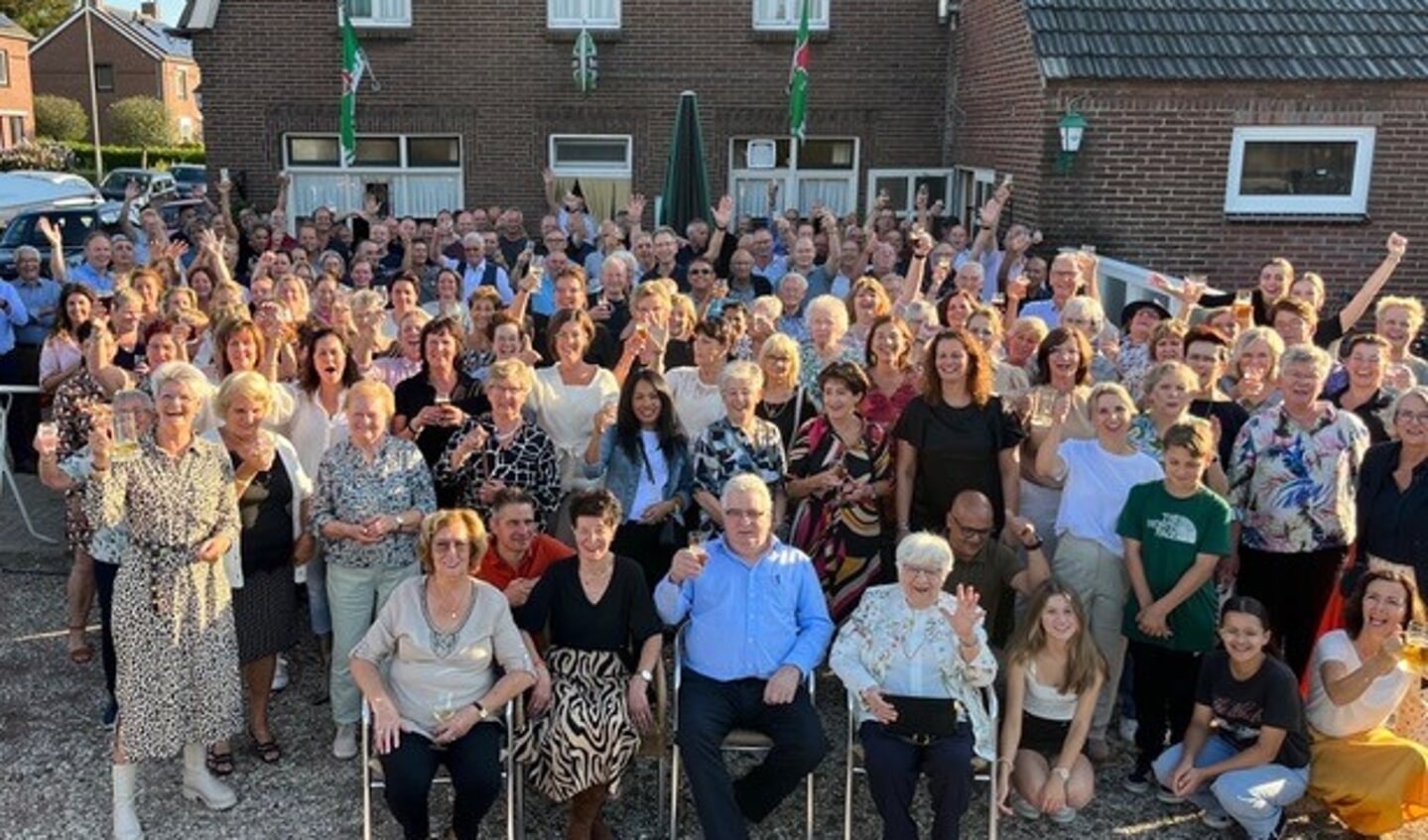 Met gastheer en gastvrouw Jan en Nelly (voorste rij) in het midden namen gasten zondag afscheid van café 't Wilde Zwijn.