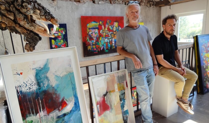 <p>Ed Beekmans (links) met twee van zijn werken links van hem en Georges de Groot met op de achtergrond zijn werk. (foto: Ankh van Burk)</p>