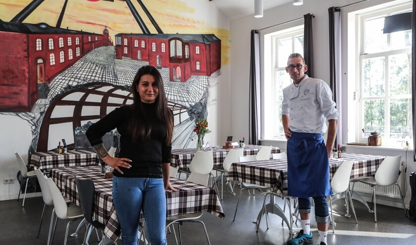 Eigenaresse Klaudia Cierniak en chef kok Damian Sobek in het restaurant aan de dijk.  
