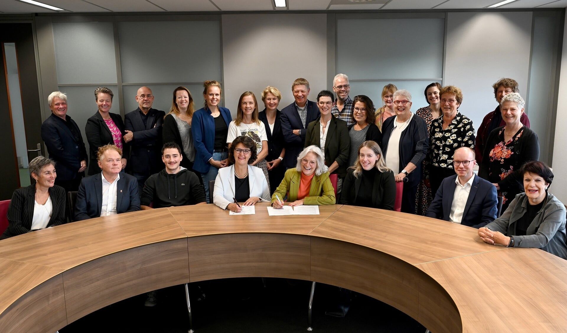 Pauline Terwijn (voorzitter MooiMaasvallei en Pantein) en Berita Cornelissen (rector Metameer) ondertekenen de samenwerkingsovereenkomst van de aangesloten organisaties.