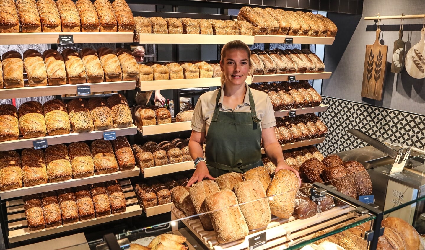 Karin van Oort achter de toonbank in de vernieuwde bakkerijwinkel.