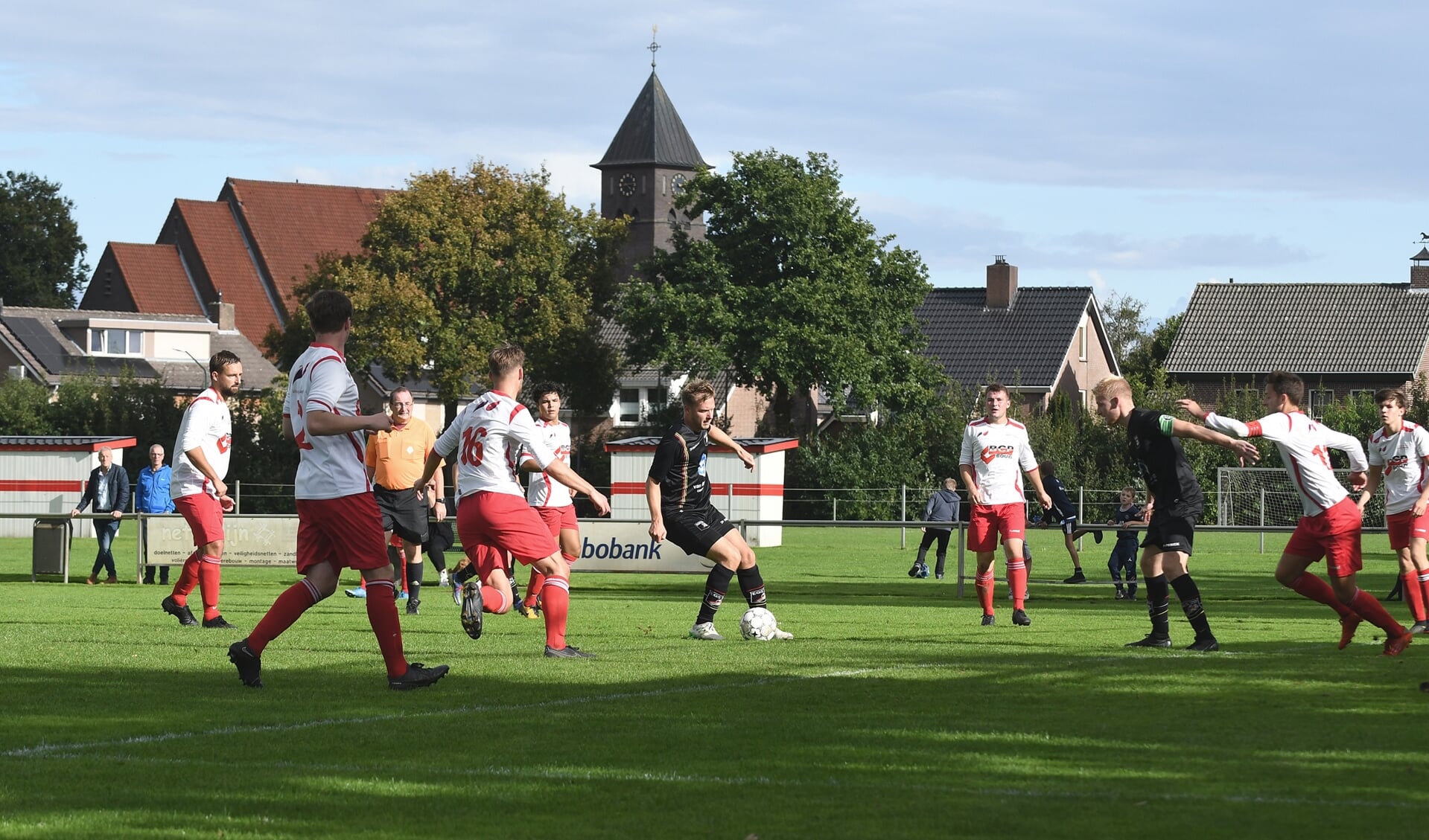 Een wedstrijd tussen de eerste elftallen van Vianen Vooruit en EGS'20 op het (nog niet geprivatiseerde) sportpark in Vianen. 
