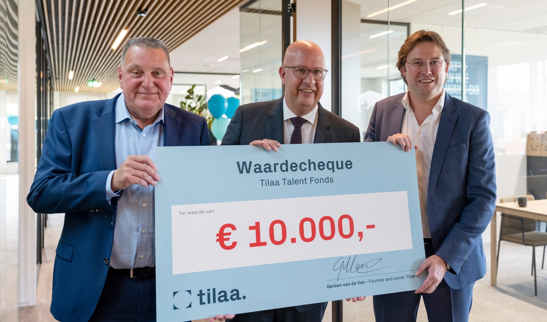 Op de foto van links naar rechts Henny Hilgerdenaar (CEO van Tilaa), burgemeester Jack Mikkers en oprichter van Tilaa Gerben van de Ven. (Foto: Isabelle de Groot)