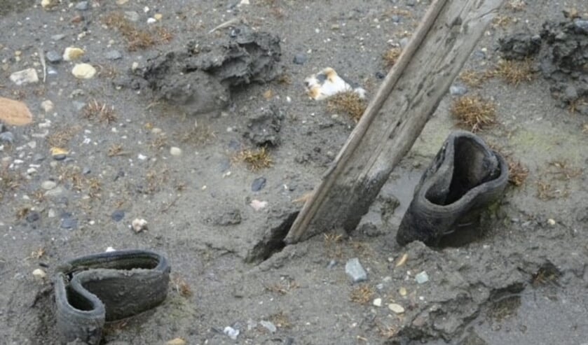 <p>Deze foto is genomen tijdens een zeilreis rondom Spitsbergen. Daar zagen we deze achtergelaten, in de blubber vastgezogen laarzen. Iemand is klaarblijkelijk vast komen te zitten en moest ondanks het koude klimaat verder zonder laarzen. Een bizar idee.</p>  