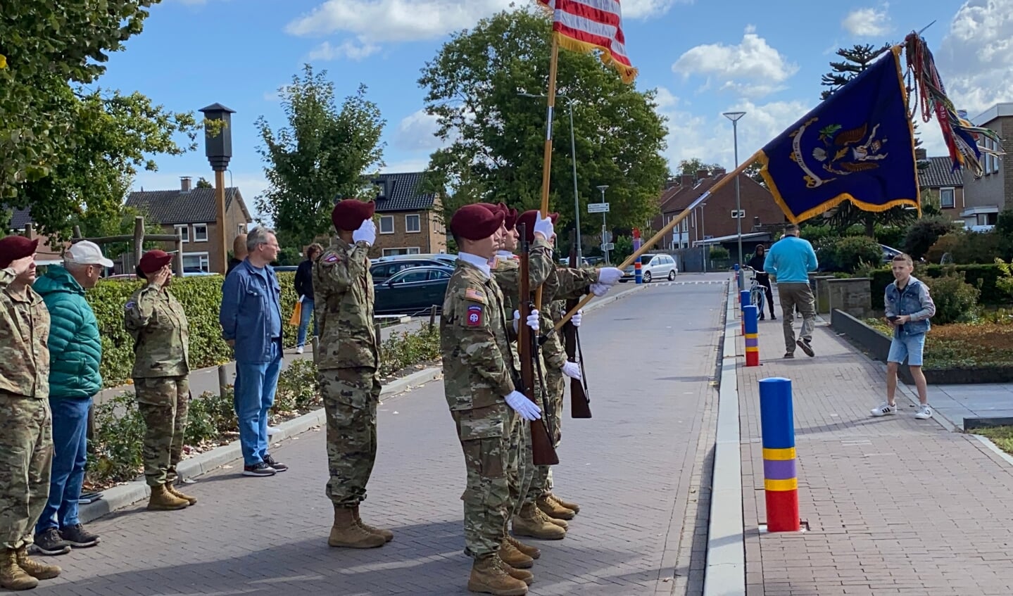 De Colorguard of the 82nd Airborn Division brengt een groet bij de pas onthulde Vector of Memory.