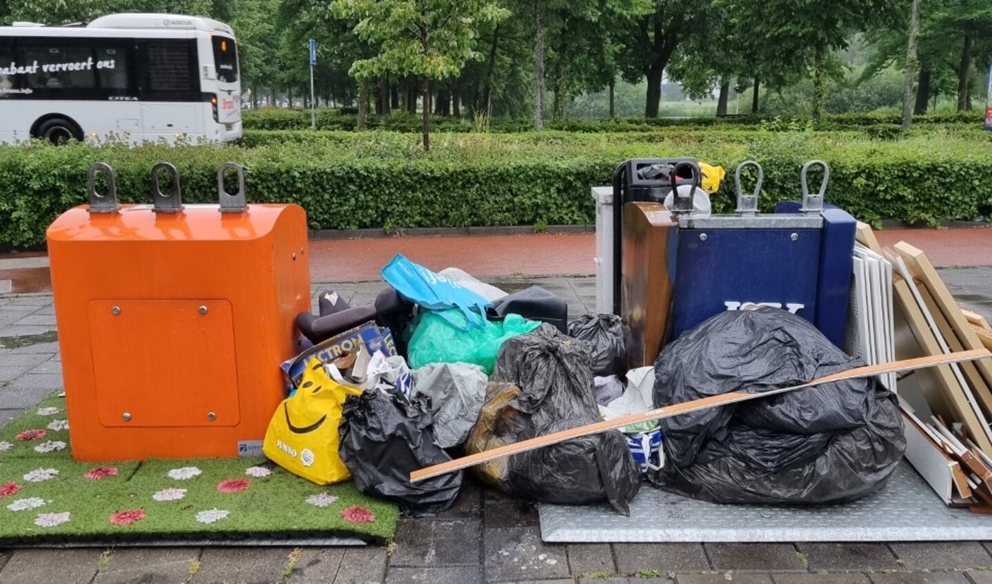 Grof vuil bij de containers tegenover De Helftheuvel.