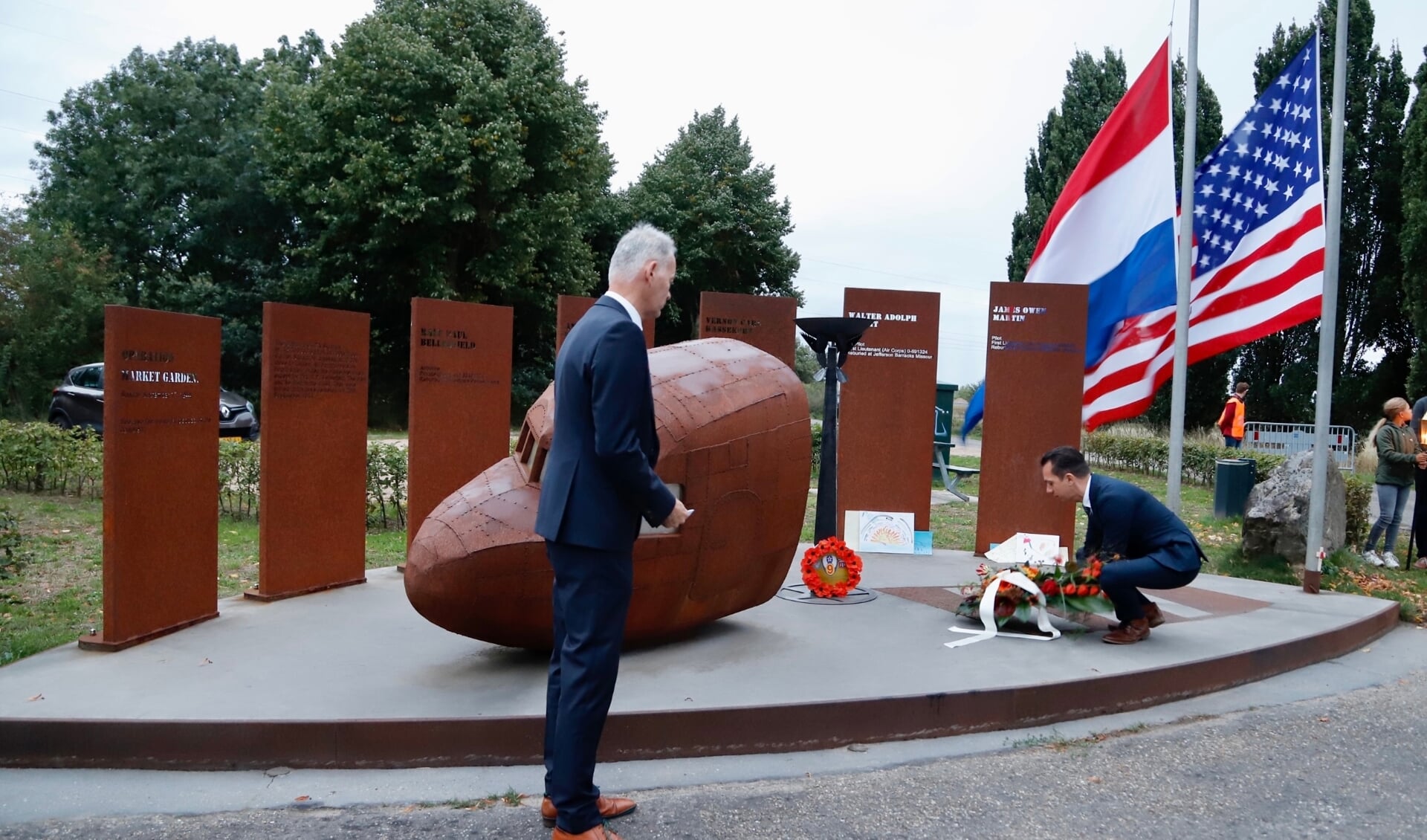 Wethouder David Sölez was ook aanwezig bij de herdenking. Hij plaatste bloemen bij het monument. (Foto: SK-Media)