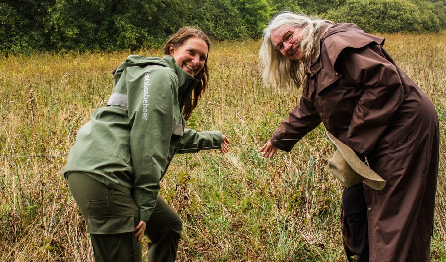 Mirjam Wouters en Irma Wynhoff zijn blij met het project 'Blues in the Marshes', waardoor het pimpernelblauwtje zijn gebied heeft vergroot.