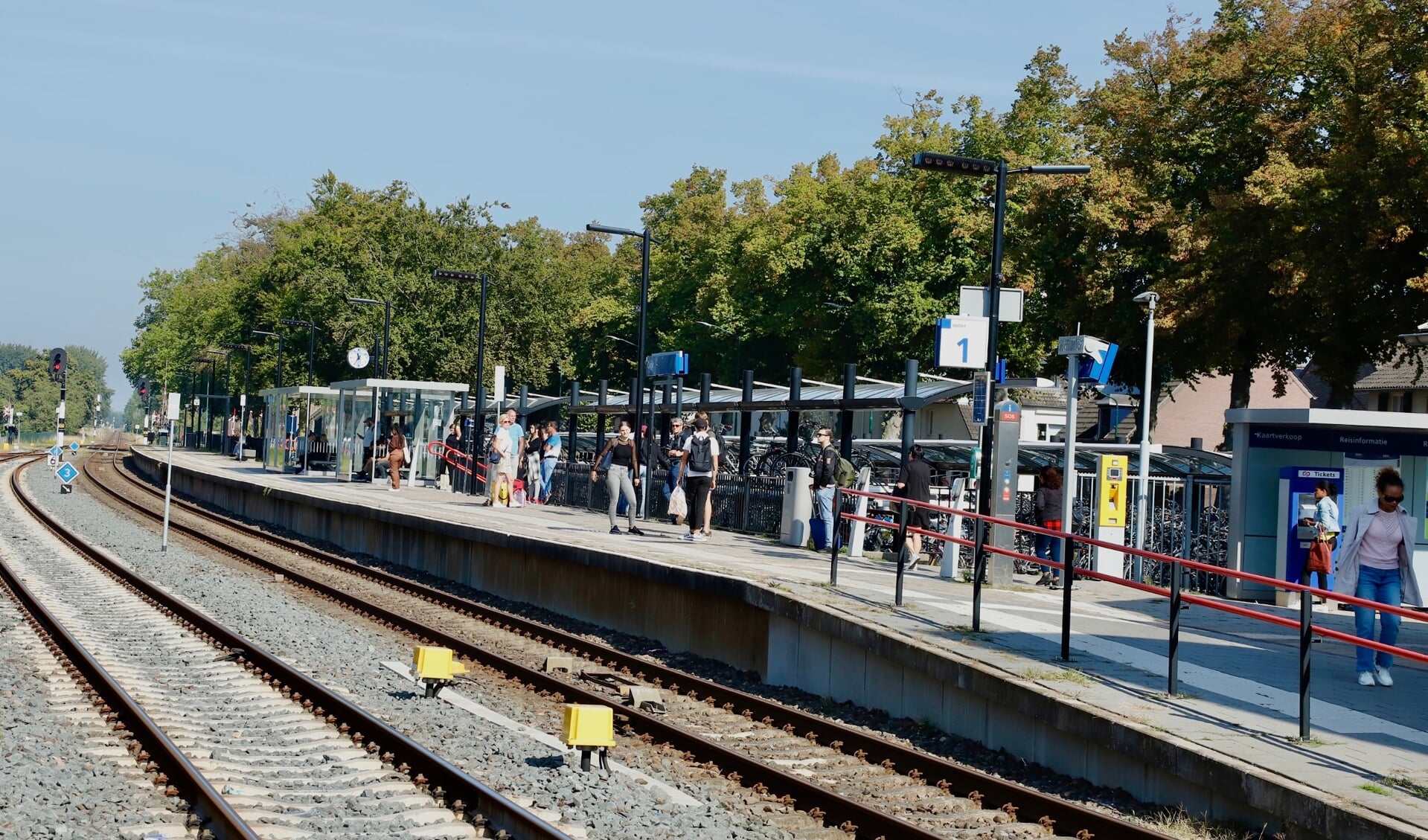 Op het station in Cuijk staan mensen te wachten op de trein. 