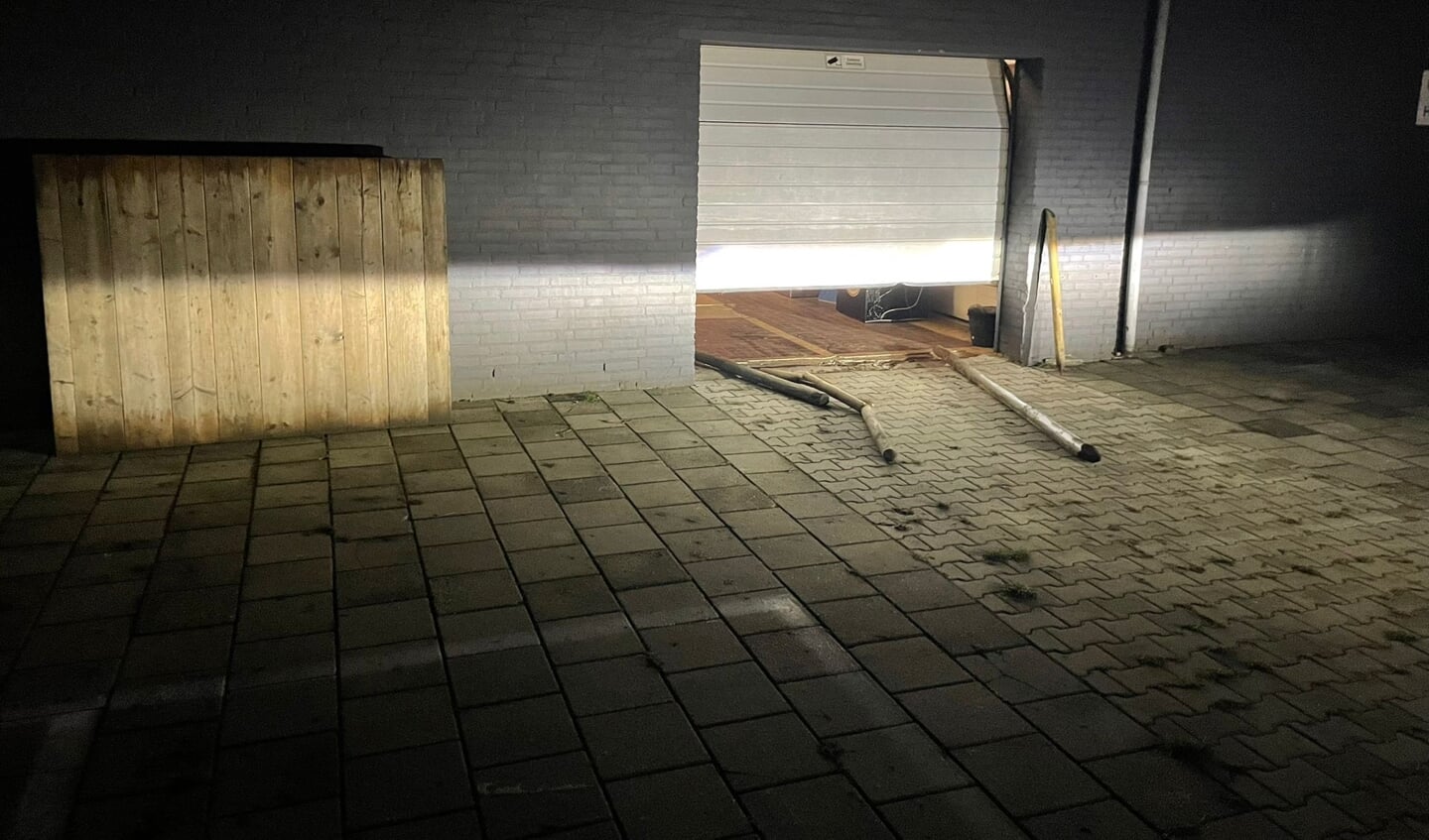 Met stalen pijpen hebben de daders de roldeur geforceerd.