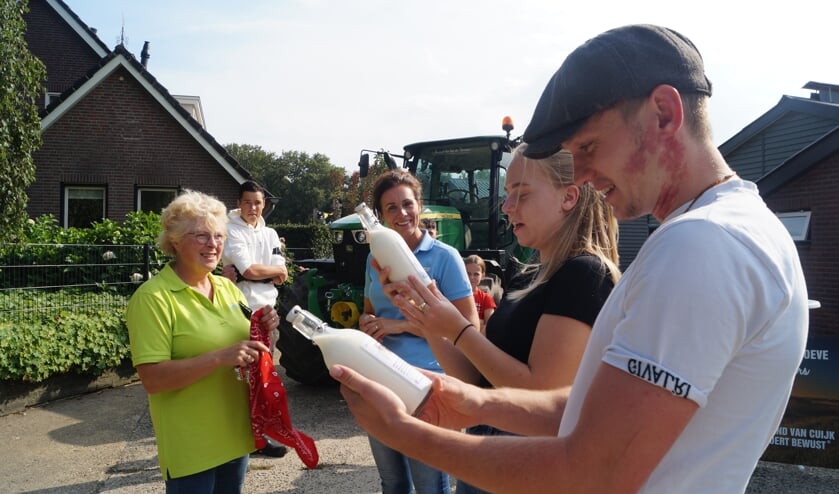 Foto onderschrift: Govert mocht meehelpen met koeien melken. De verse melk ging mee naar huis