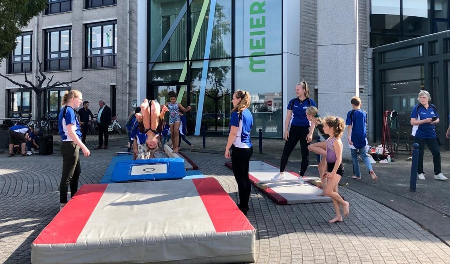 Een spectaculaire overhandiging voor het gemeentehuis.
