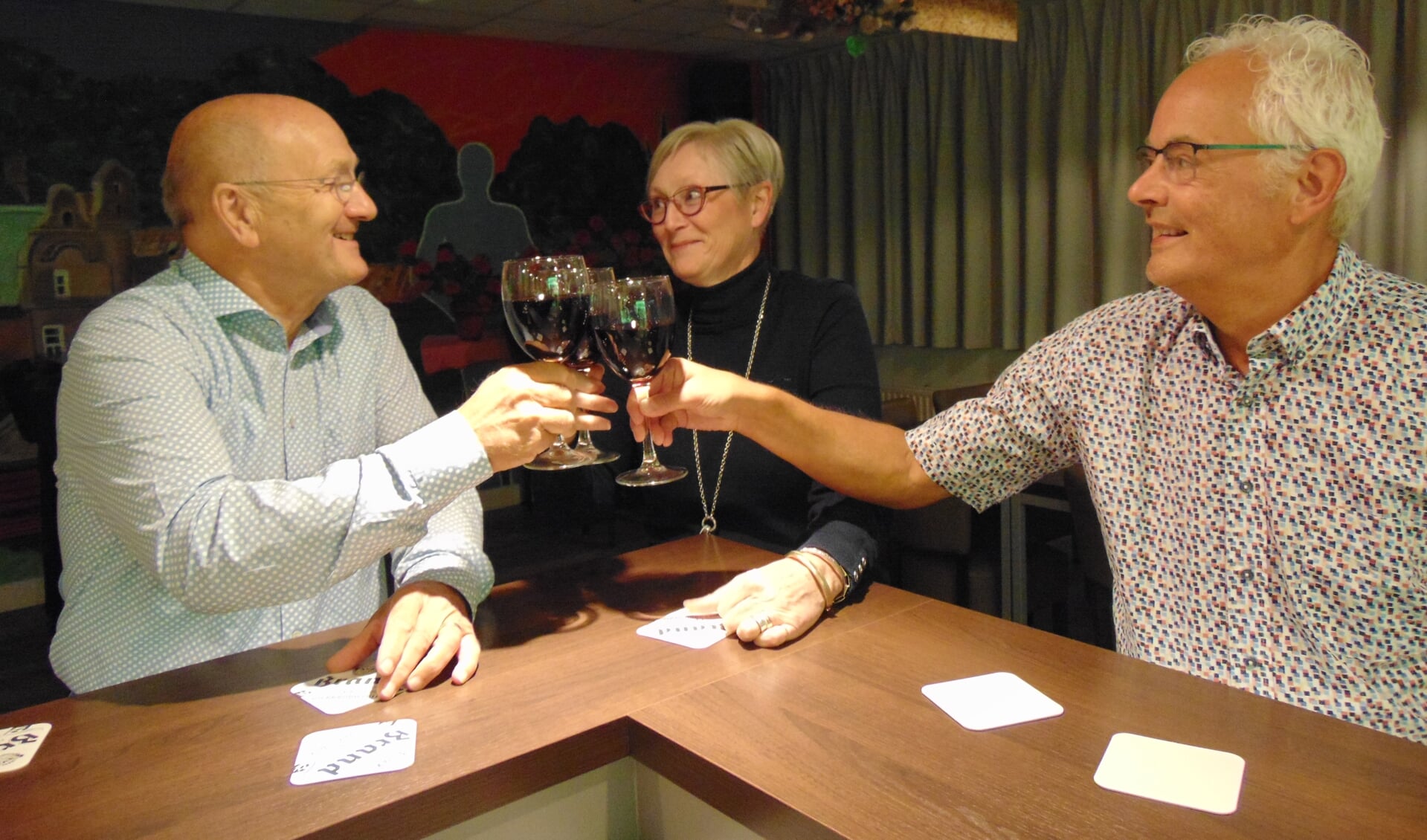 Joep, Ineke en Wim (v.l.n.r.) proosten alvast op het jubileumweekend. (foto: Dorry Smeets)