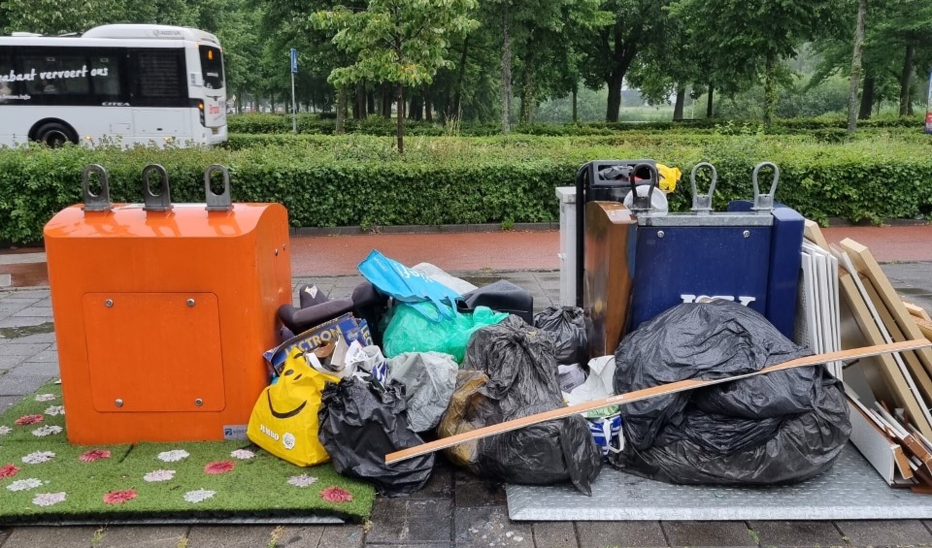 Elke avond en vooral in het weekend wordt er afval gedumpt bij de containers tegenover de Albert Heijn vestiging op de Helftheuvel.