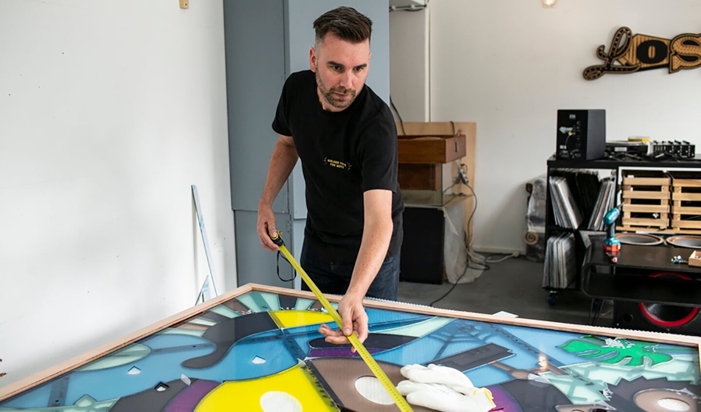 Kunstenaar Thijs Kelder aan het werk in zijn atelier.