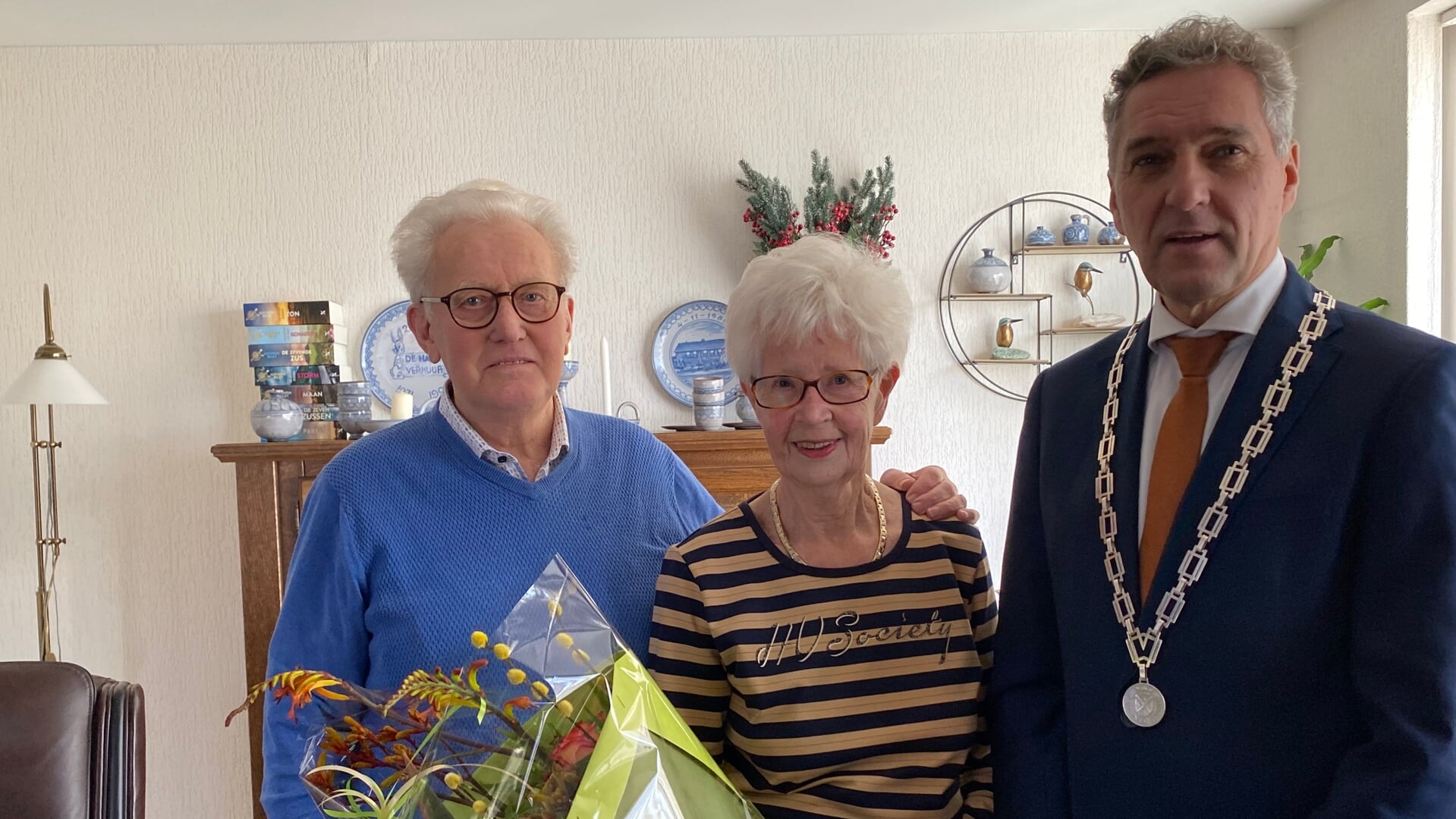 Nell en Henk de Haas werden gefeliciteerd door burgemeester Hans Teunissen.