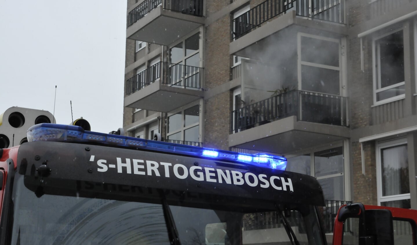 De brandweer is uitgerukt voor een woningbrand in een flat aan de Philips de Tweedestraat in Den Bosch.