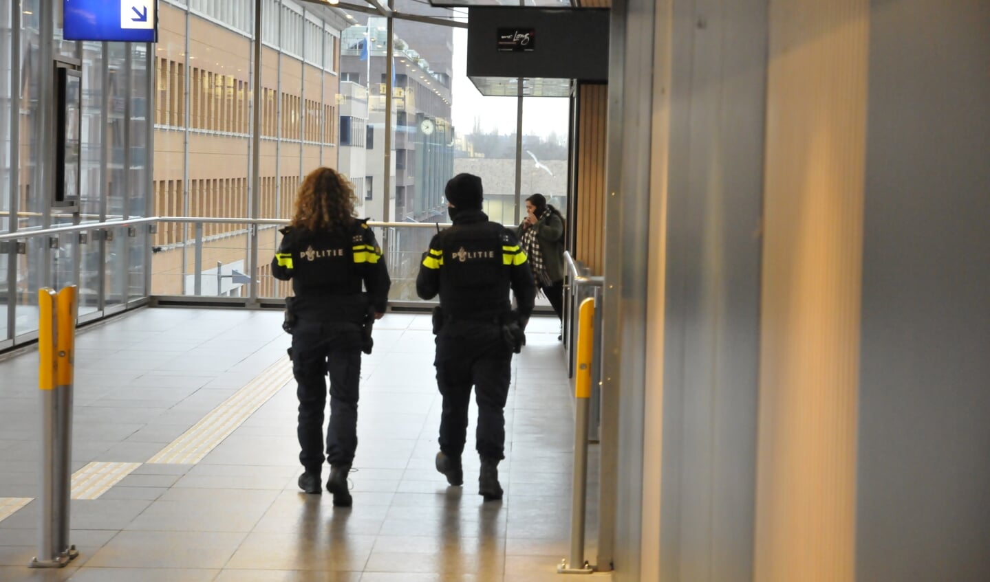 Perron op Den Bosch CS afgesloten door agenten met kogelvrijevesten.
