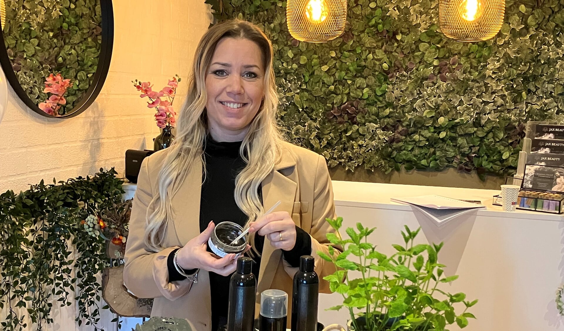 Jacquie demonstreert graag haar natuurlijke producten, zoals deze tandpasta.