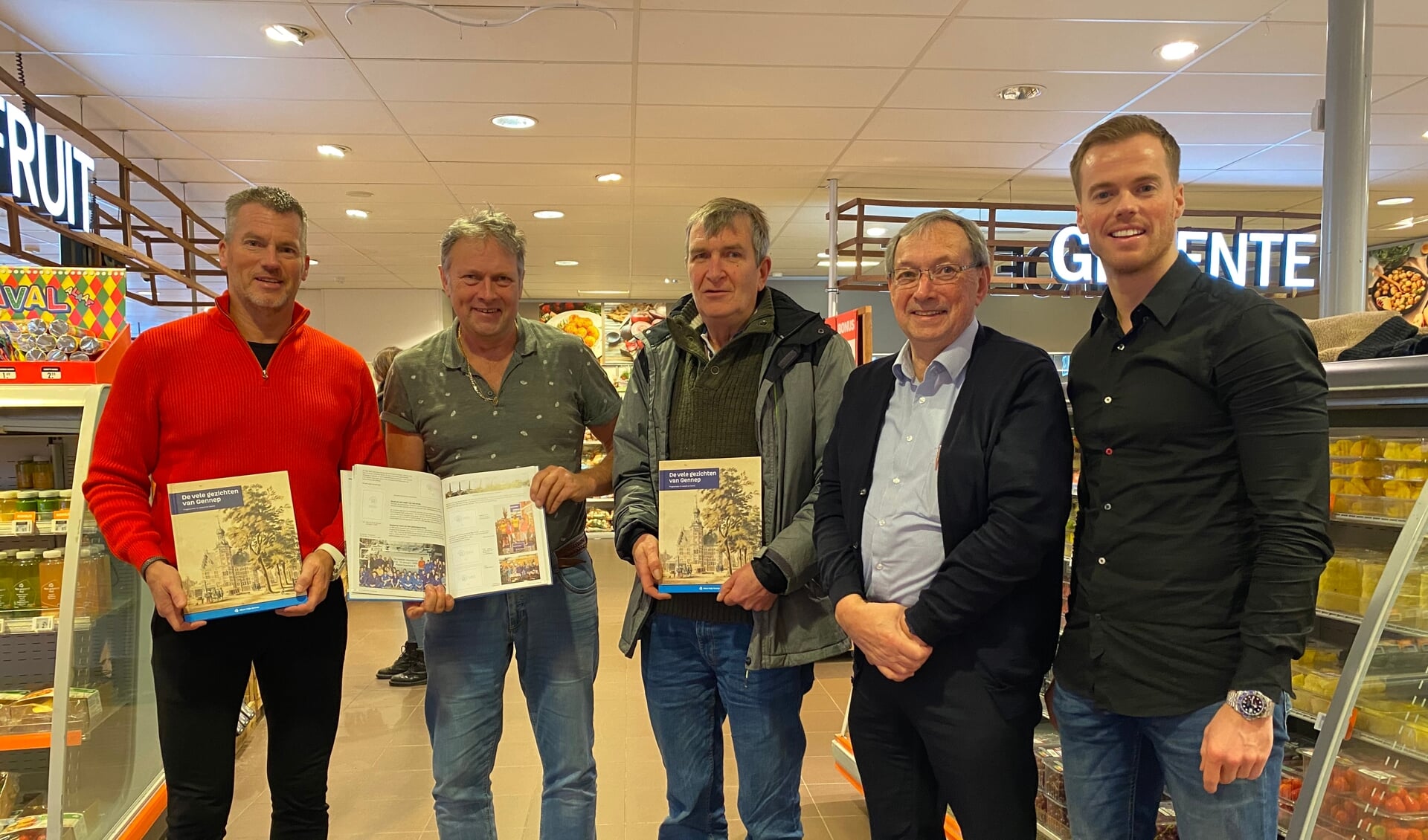 AH-ondernemers Ruud (l) en Jannick van der Laan (r) flankeren de leden Jan Wessels, Harm Teunissen en Paul Mengelberg van stichting Erfgoed Gennep.