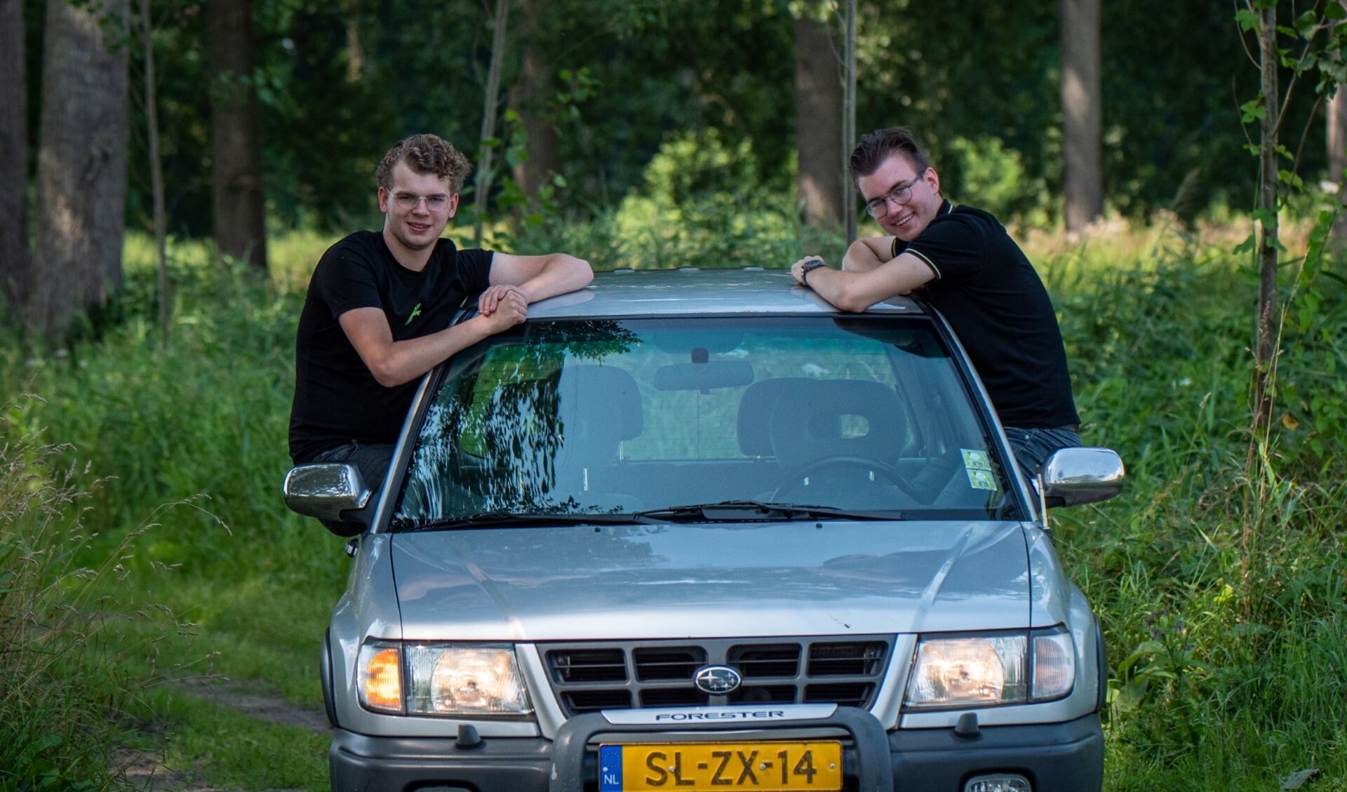KW1C-studenten Jordy van Rumund en Yoeri van Schaik - samen Team The 4 Wheels - zijn 'ready to go'. Zij leggen de reis met een lengte van zo'n 7500 kilometer af in deze Subaru Forester uit 1997.