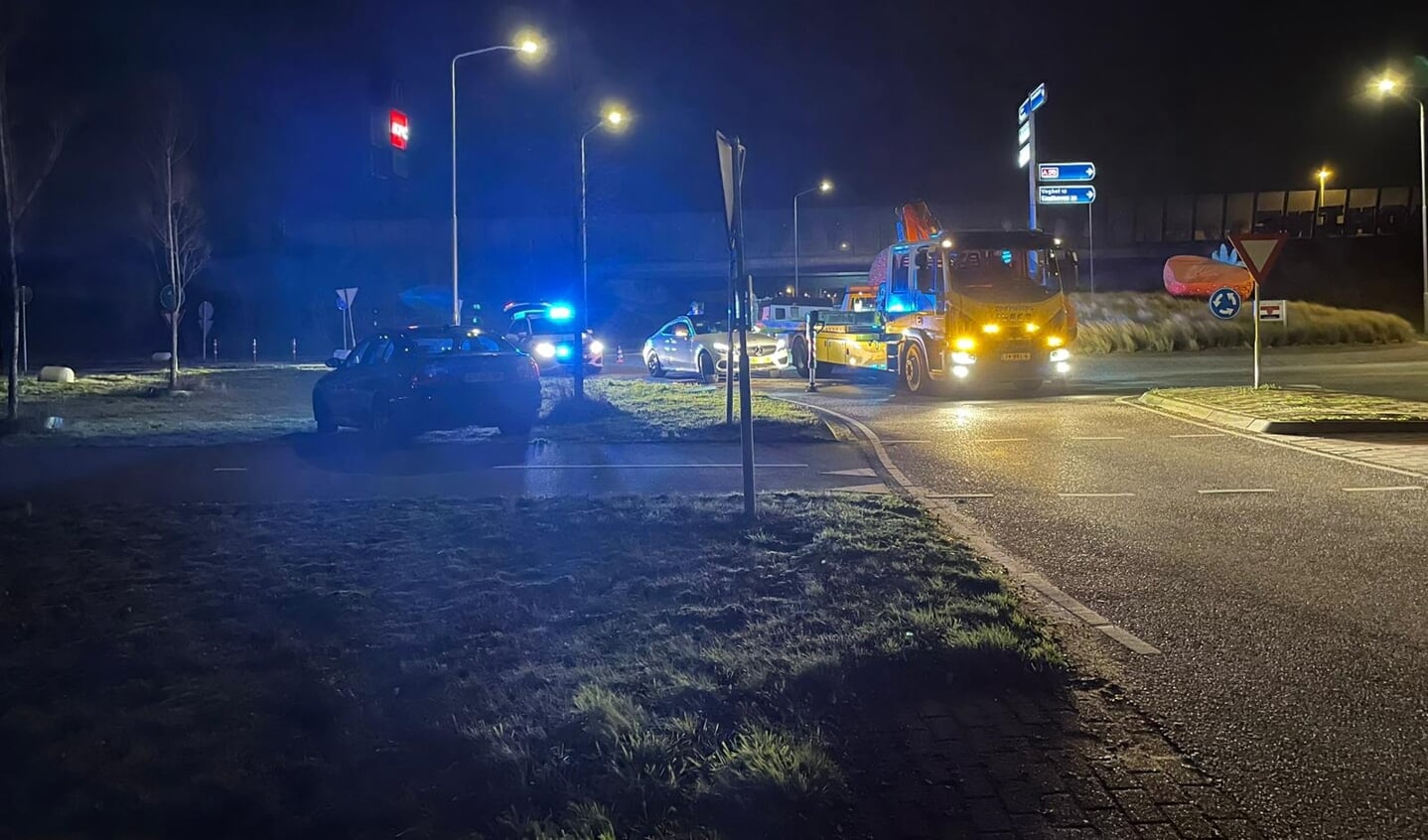 Auto Botst Op Betonblok Dat Op De Weg Gelegd Was - Adverteren Uden ...