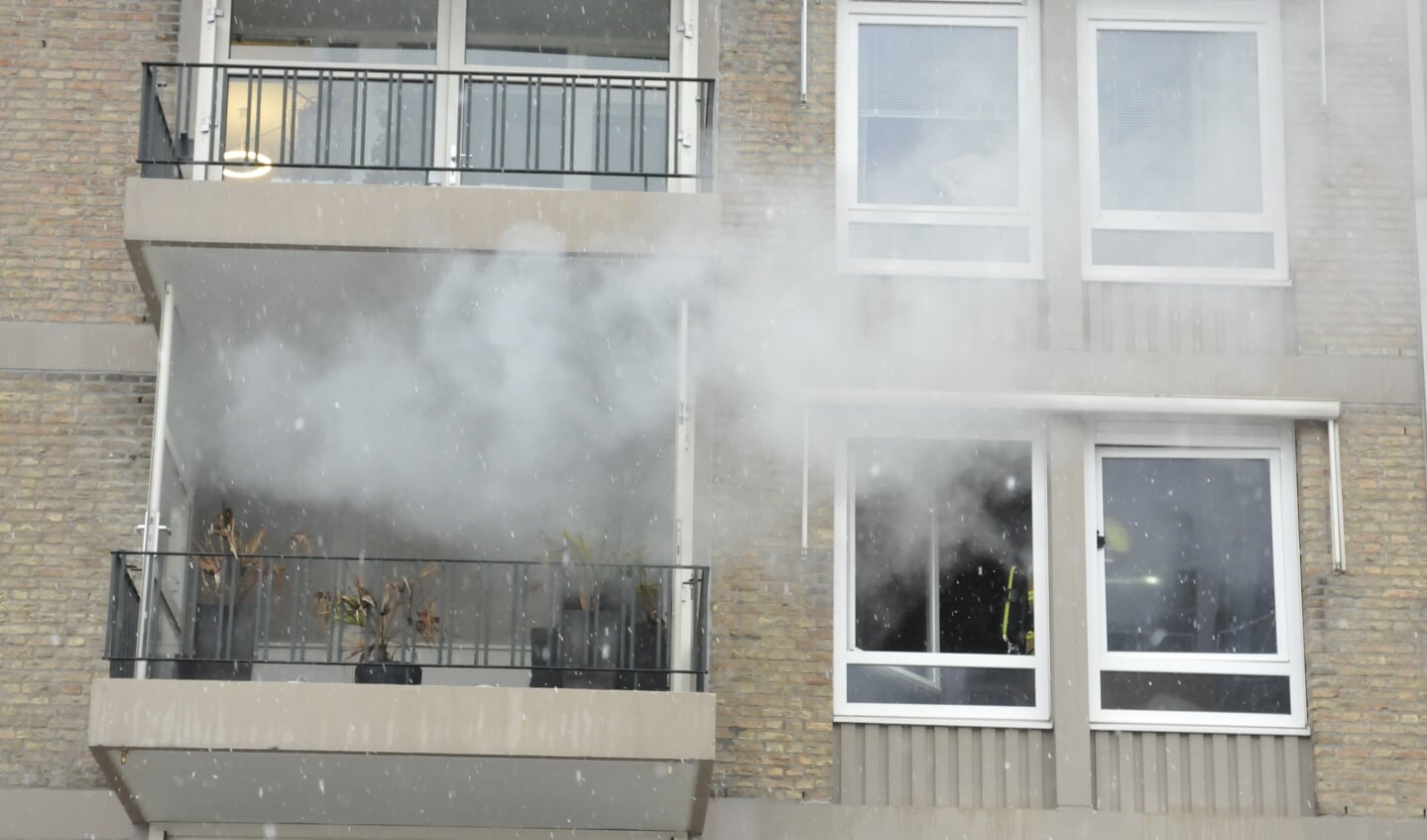 De brandweer is uitgerukt voor een woningbrand in een flat aan de Philips de Tweedestraat in Den Bosch.