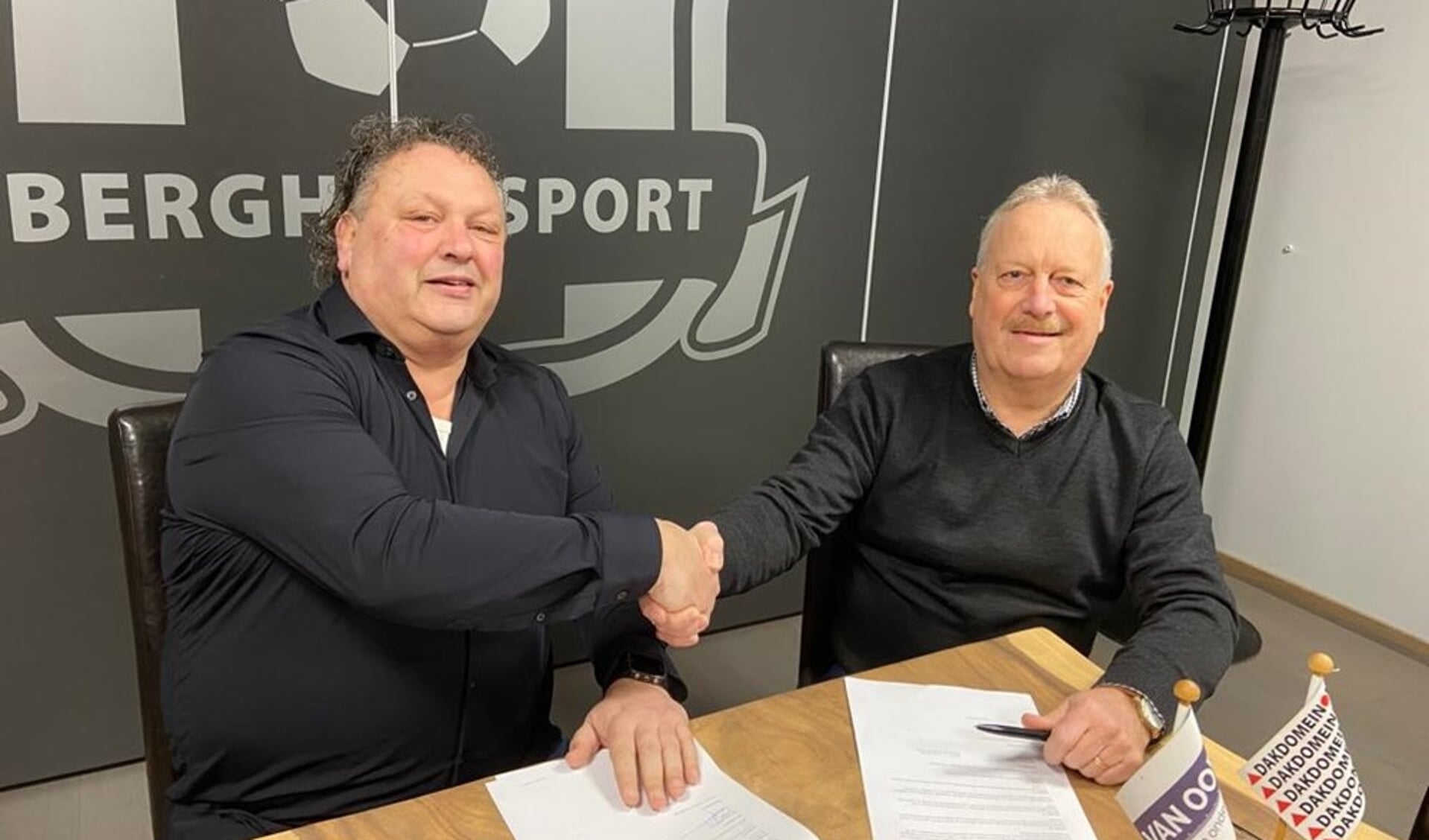 Ton Kosterman en voorzitter Gerard Broers. (Foto: website Berghem Sport)